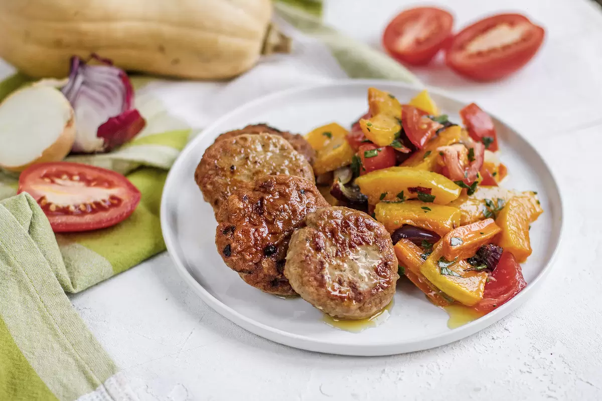 Котлеты из кролика с печеными овощами