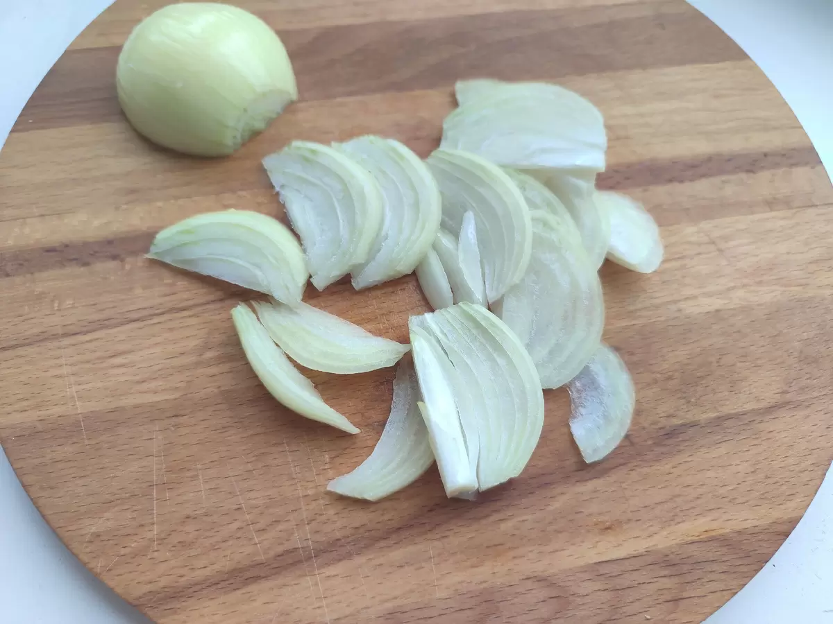 Теплый салат из жареного баклажана и кабачка с фасолью