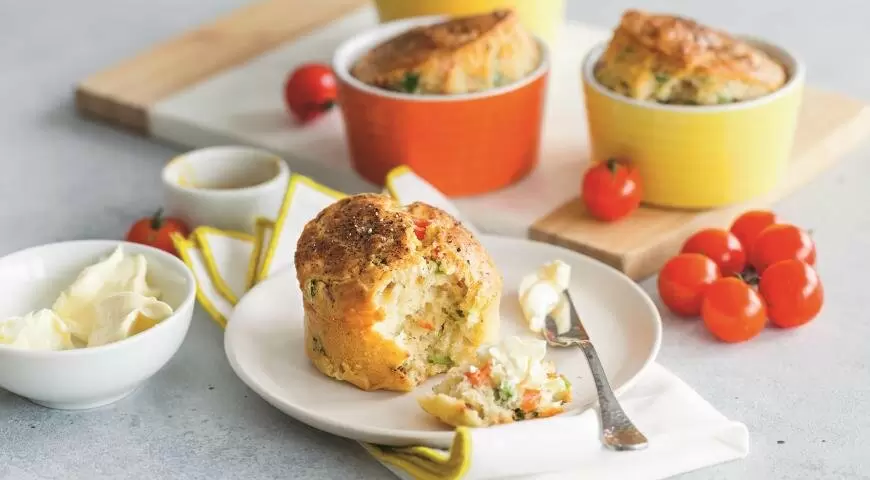 Пикантные маффины с красной рыбой за 15 минут