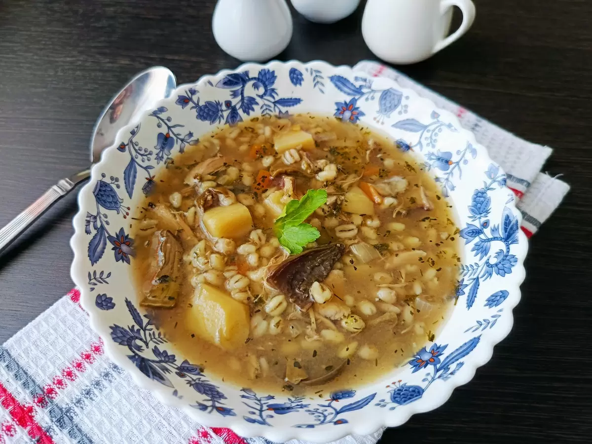 Грибной суп с перловкой: простое и сытное блюдо для уютного обеда