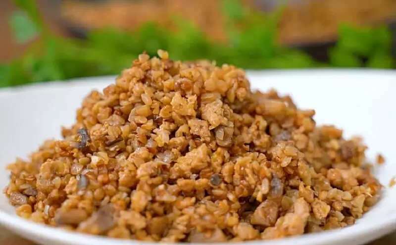 Гречка с мясом и грибами: быстро и вкусно