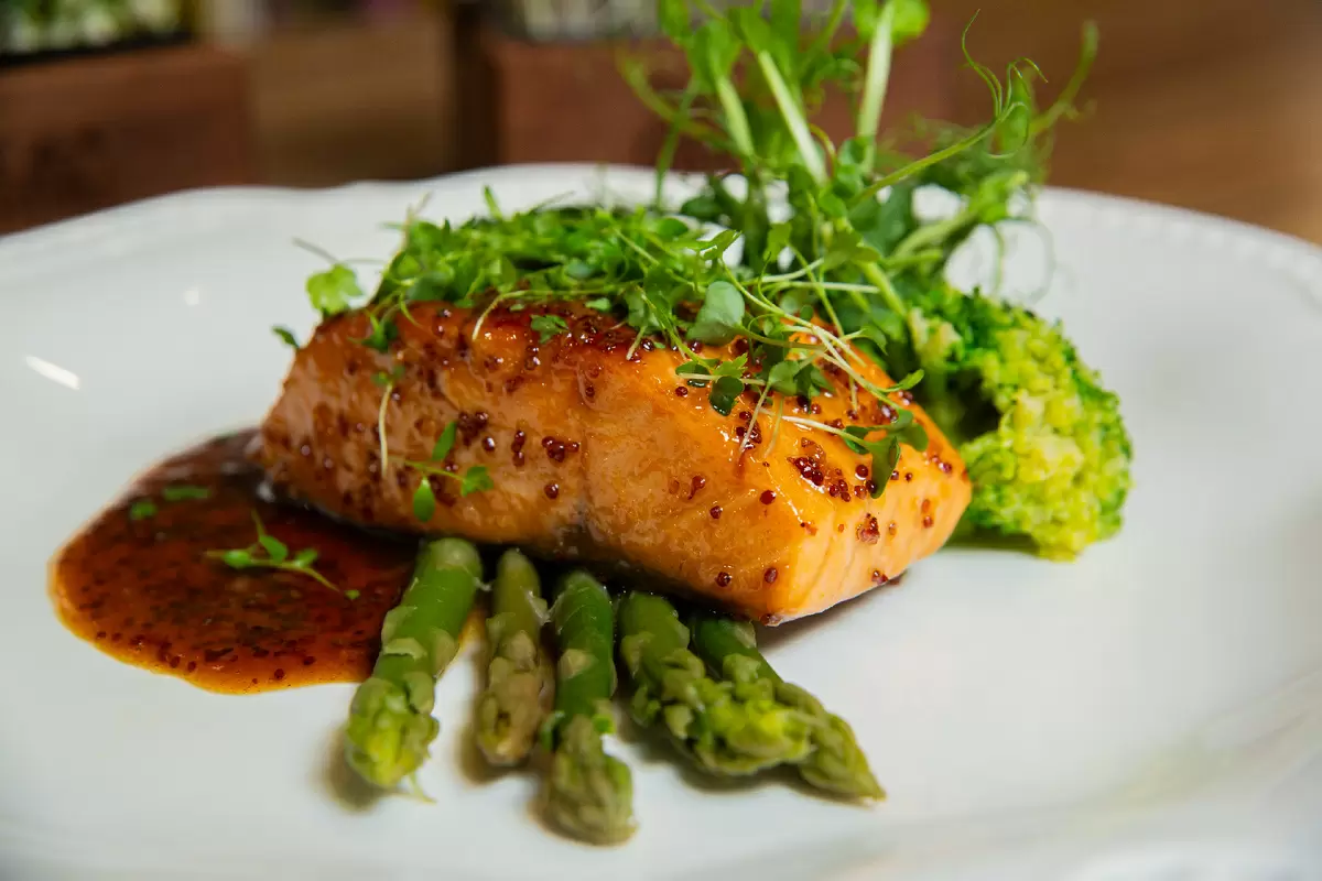 Изумительный лосось с апельсиновым соусом: идеальный деликатес для новогоднего стола