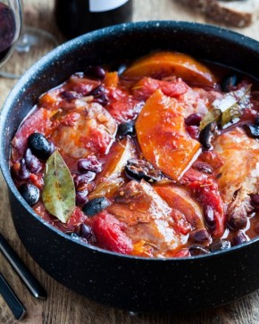 Курица с тыквой и оливками: осеннее угощение для гурманов