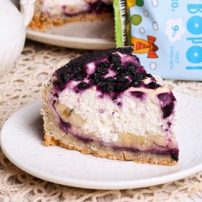 Нежный творожный пирог с ягодным акцентом