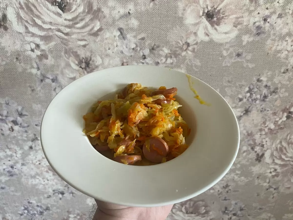 Сочная тушеная капуста с сосисками: простое и быстрое блюдо для всей семьи