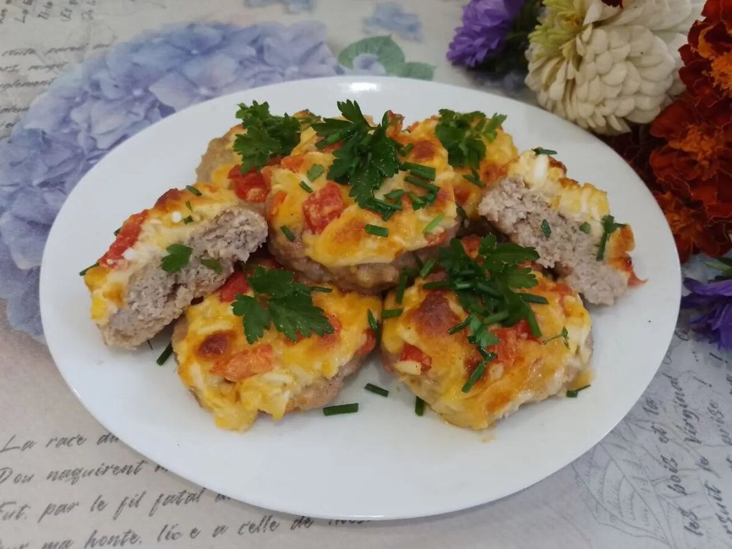 Нежные мясные котлеты с изысканной начинкой, запеченные в духовке