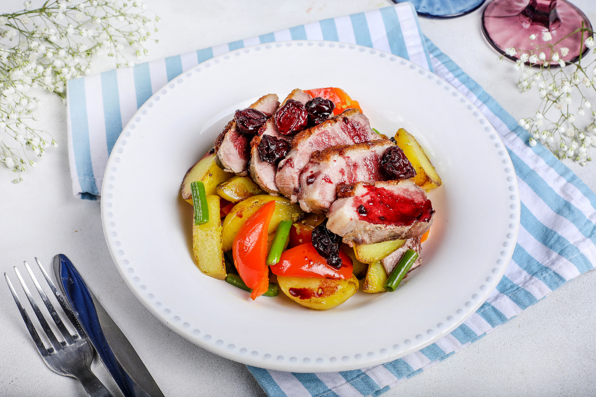Утиная грудка в вишнёвом соусе: неповторимое сочетание вкусов на вашем столе
