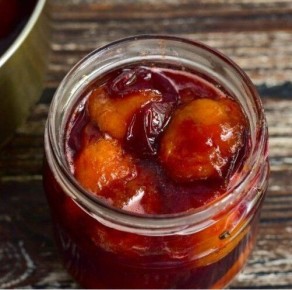 Увлекательное сливовое варенье с пряным ароматом корицы и имбиря