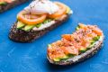 Гренки с авокадо и лососем: идеальное сочетание вкуса и здоровья