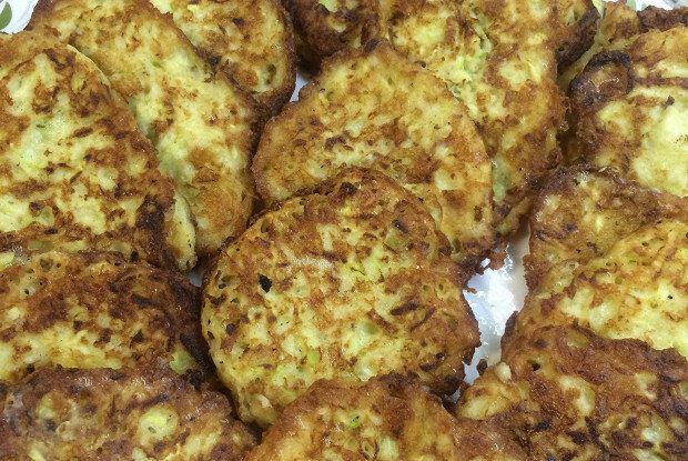 Ароматные оладьи из кабачков с сыром и чесноком
