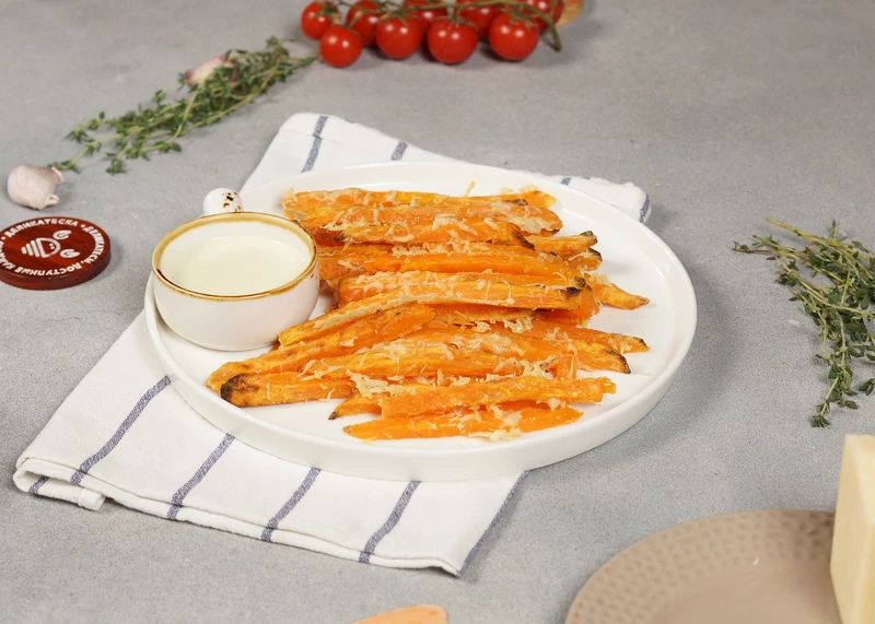 Удивительный батат с пармезаном и соусом блю чиз