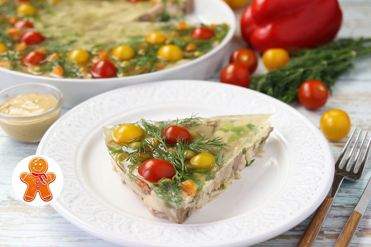 Зеленое праздничное заливное: курица в объятиях желатина