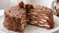 Шоколадный блинный торт с кремом: вкусный и эффектный десерт