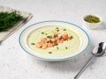 Летние вкусы: освежающий суп из огурцов и авокадо для жарких дней