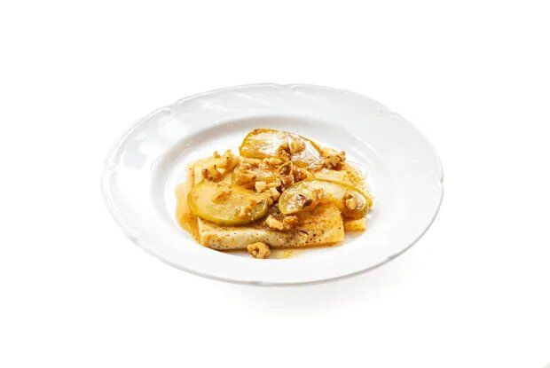 Нежные блинчики с карамелизованными яблоками и орехами: быстро и вкусно