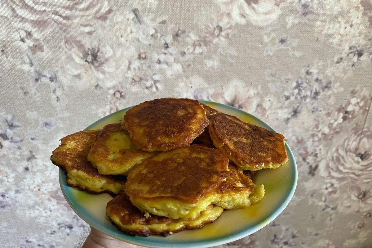 Нежные луковые оладьи: простой и вкусный рецепт для всей семьи